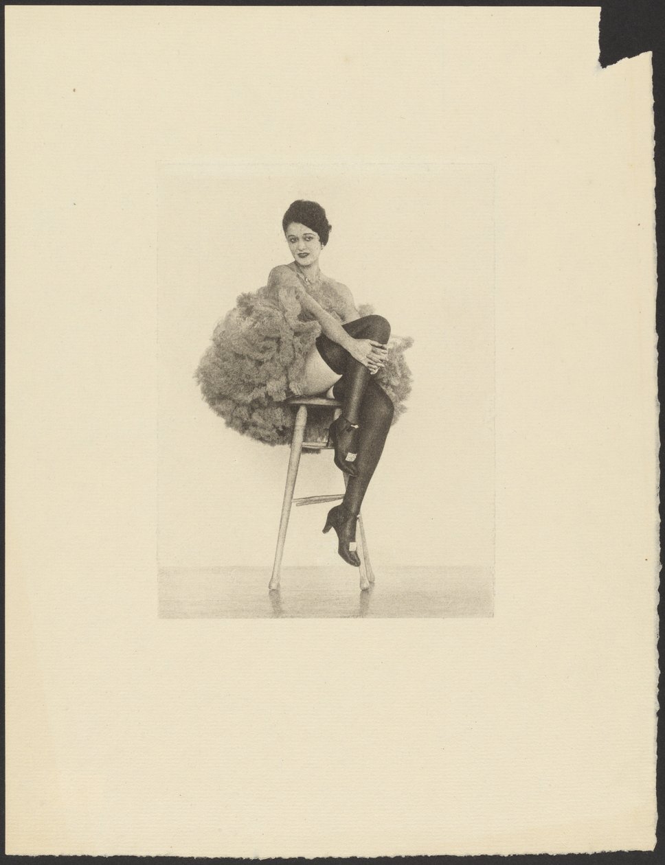 [Mujer disfrazada de Can Can sentada en un taburete] de Arthur F. Kales