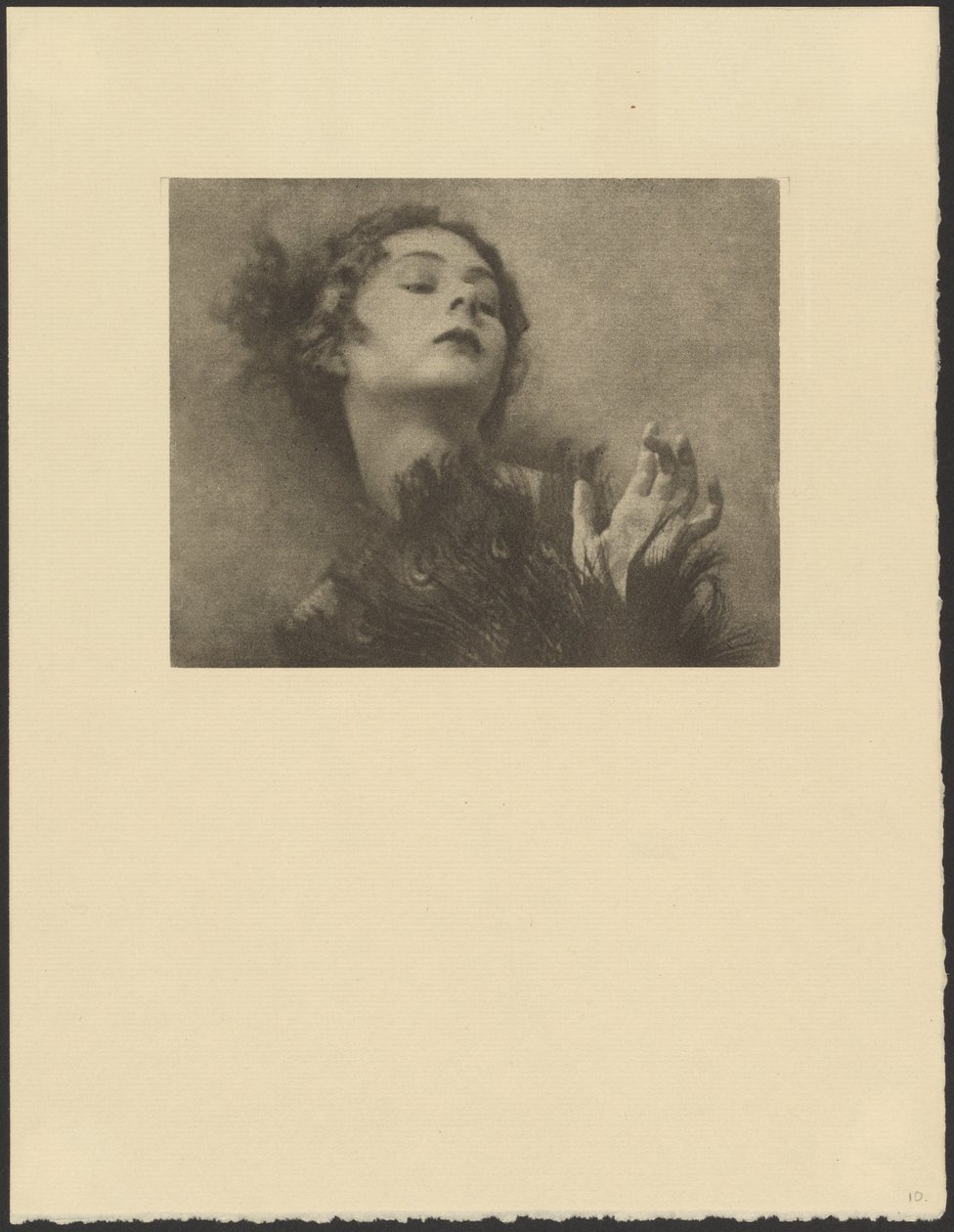 [Mujer con abanico de plumas de pavo real] de Arthur F. Kales