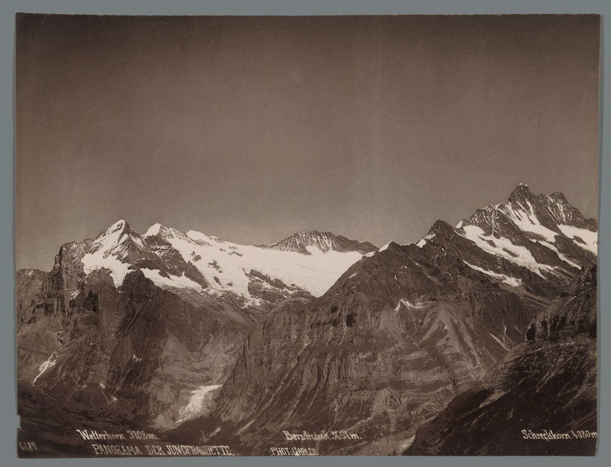 Vista del Wetterhorn, Berglistock y Schreckhorn en los Alpes berneses Panorama de la Jungfraukette (título de la serie sobre el objeto) de Arthur Gabler
