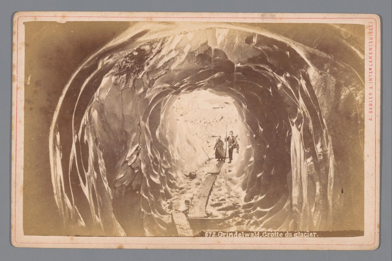 Gente en una cueva en el glaciar de Grindelwald en Suiza Grindelwald. Cueva del Glaciar (título sobre objeto) de Arthur Gabler