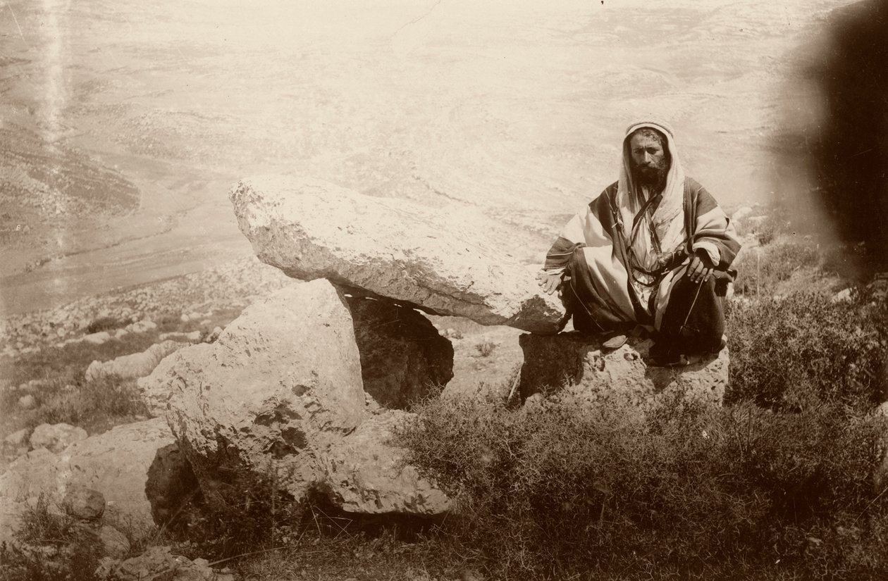 Dolmen y hombre, al oeste de Hesban (Heshban), 1881 de Arthur M. Mantell