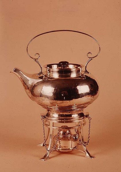 Tetera y quemador de alcohol, hecho por Birmingham Guild of Handicraft, c.1905-10 de Arthur Stansfield Dixon