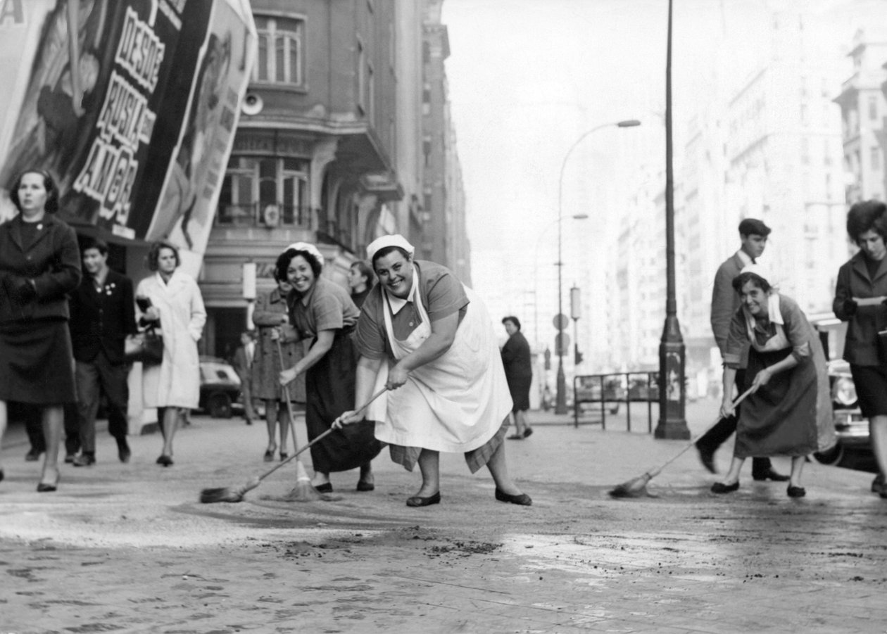 Comadres limpiando la calle Gran Vía, atendiendo a la llamada del Ministerio de Información y Turismo y su campaña para 