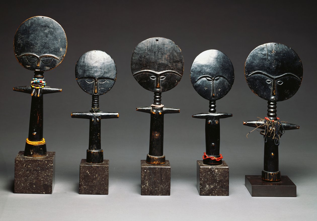 Un grupo de muñecas Ashanti, Akua