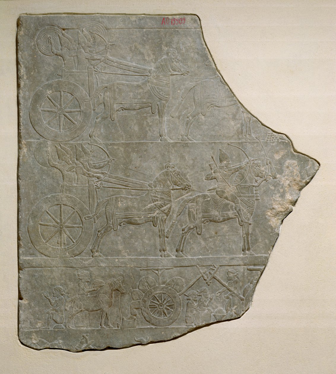 Fragmento de un relieve que representa al ejército asirio en batalla y en descanso, del Palacio de Asurbanipal en Nínive de Assyrian