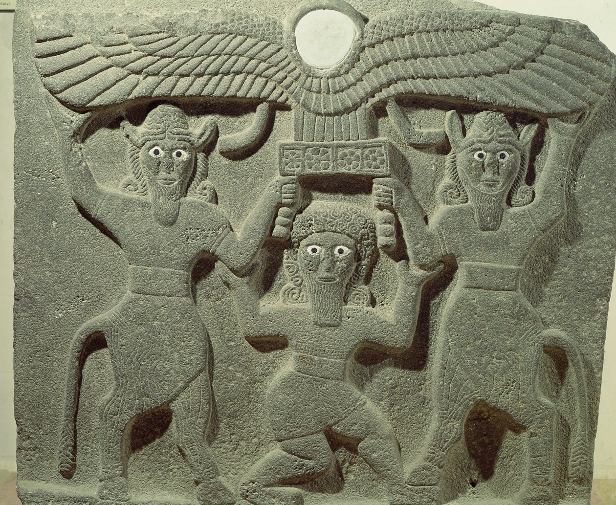 Relieve que representa a Gilgamesh entre dos hombres-toro sosteniendo un disco solar alado, de Tell-Halaf, Siria de Assyrian