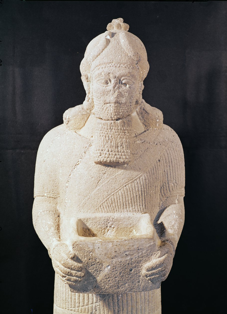 Estatuilla de un hombre llevando una caja, de Arslan Tach, Siria (detalle) de Assyrian