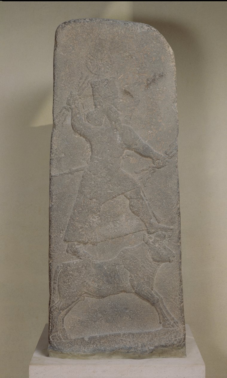 Estela que representa al dios de la tormenta Adad de pie sobre su toro y blandiendo rayos, del Templo de Ishtar, Arslan Tash (Hadatu) 744-727 a.C. de Assyrian