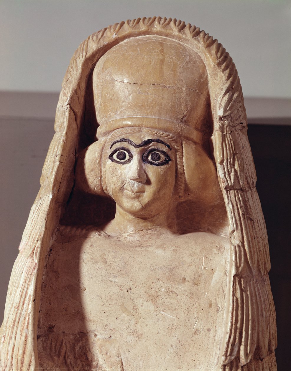 Cabeza de una estatua de Ishtar, con un tocado, del Templo de Ushtar en Mari, Siria, 2800-2300 a.C. (alabastro) de Assyrian School