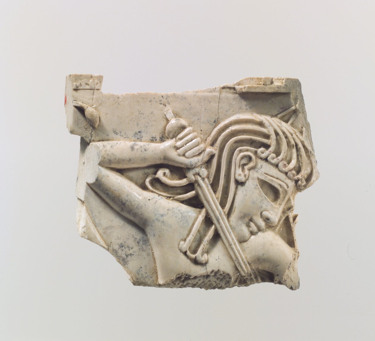 Placa de Mobiliario de Cloisonné con una Figura Sosteniendo una Espada, c. Siglos IX-VIII a.C. de Assyrian