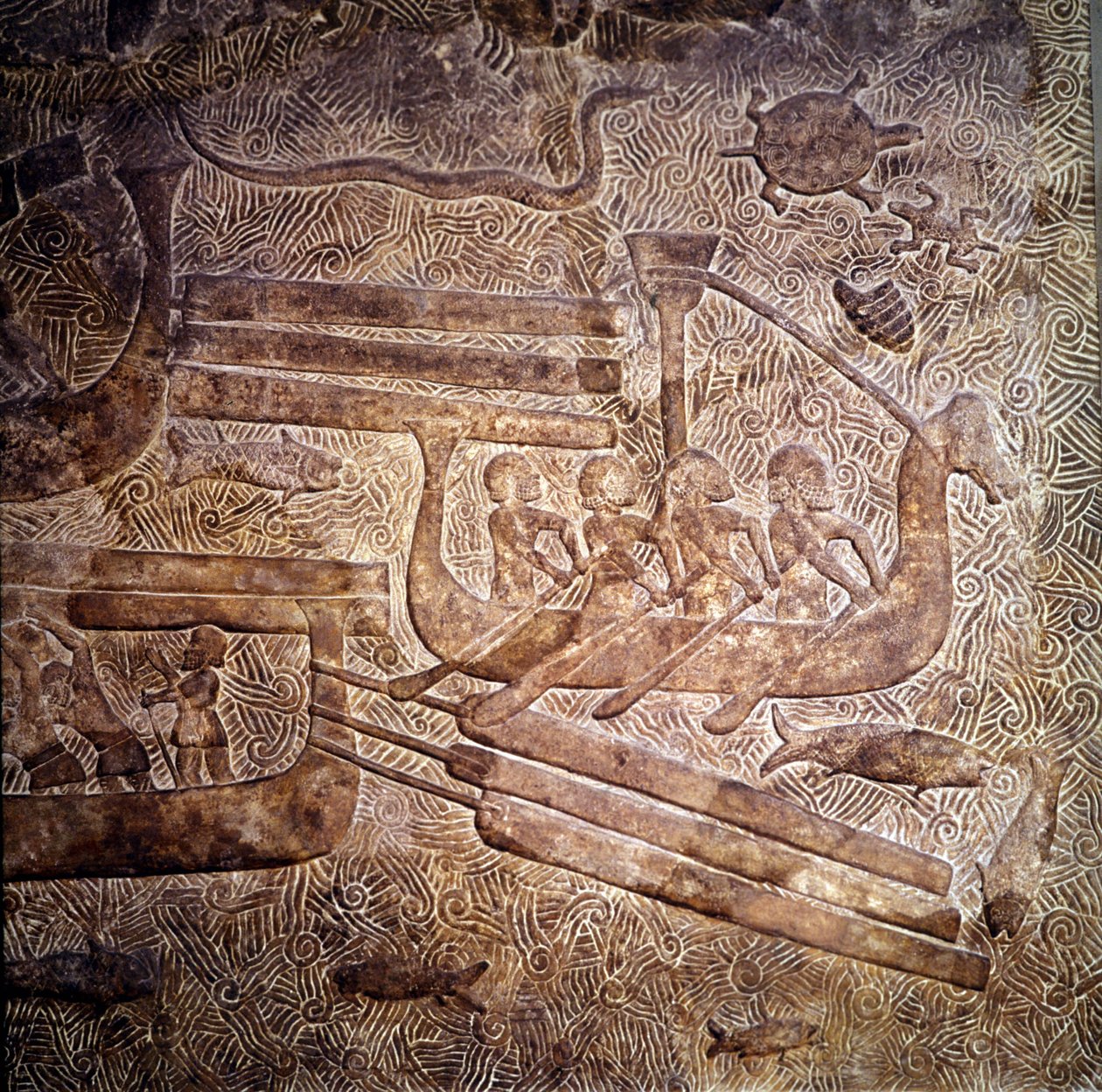 Expedición naval: transporte de madera desde el Líbano a lo largo de la costa fenicia. Representación de un barco fenicio con una sola fila de remeros. Bajorrelieve de Khorsabad, siglo VIII a.C. Período neoasirio, Mesopotamia. Museo del Louvre de Assyrian