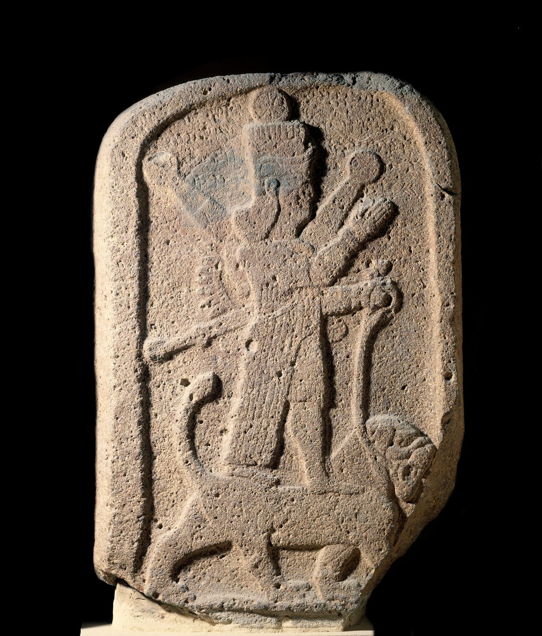 Estela que representa a la diosa Ishtar de Arbeles sosteniendo un león. Relieve de basalto del período neoasirio (1000-612 a.C.) siglo VIII a.C. París, Museo del Louvre de Assyrian