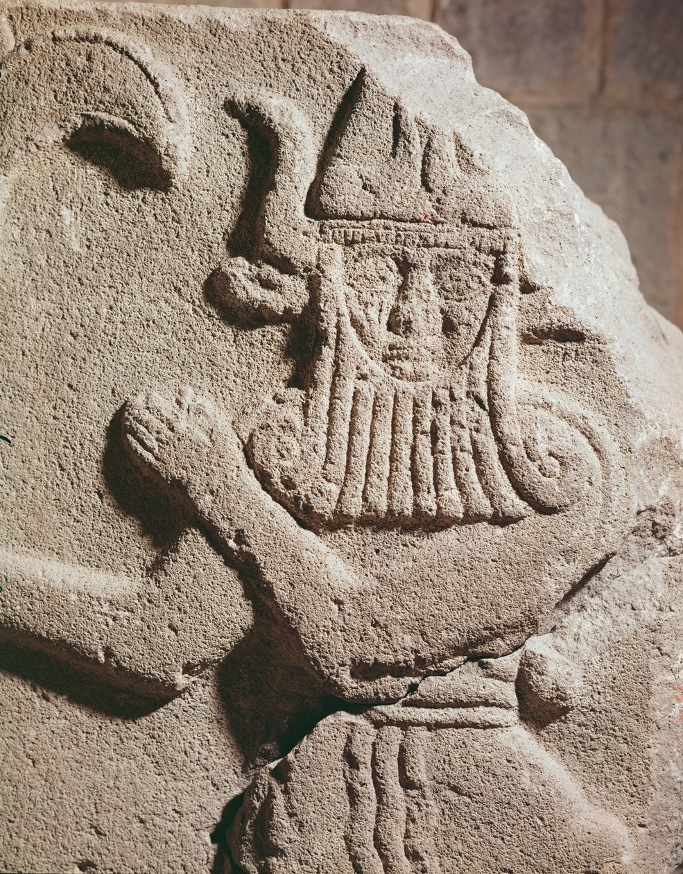 Relieve que representa un ídolo hitita, siglo XI-IX a.C. de Assyrian School
