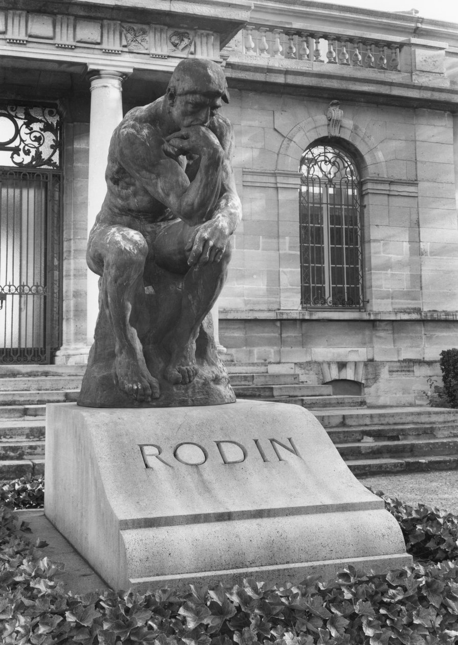 Estatua de El Pensador en la tumba de Auguste Rodin en el parque de Villa des Brillants (mármol) de Auguste Rodin