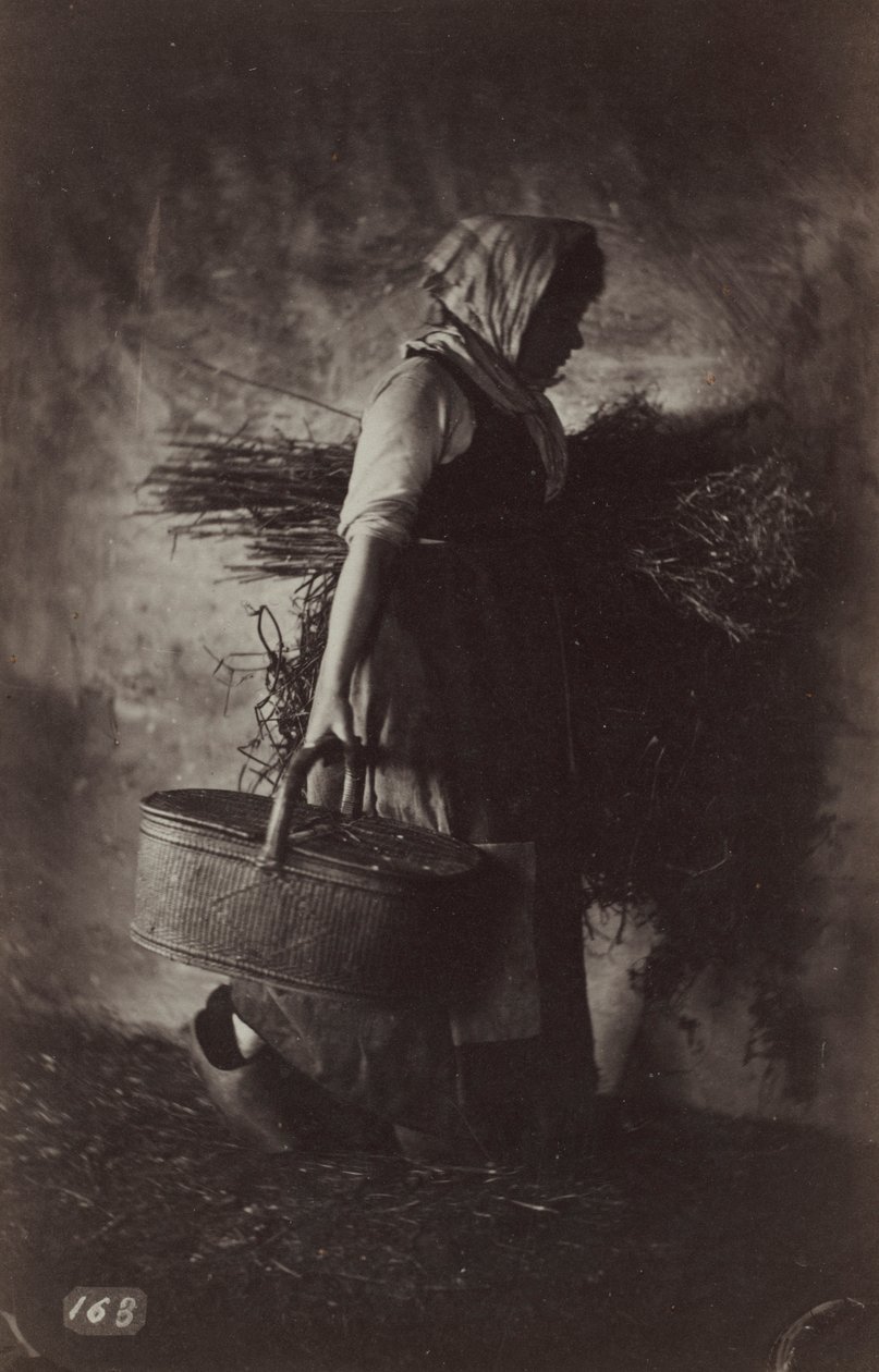 Campesina llevando una cesta y heno, c. 1870 de Auguste Giraudon