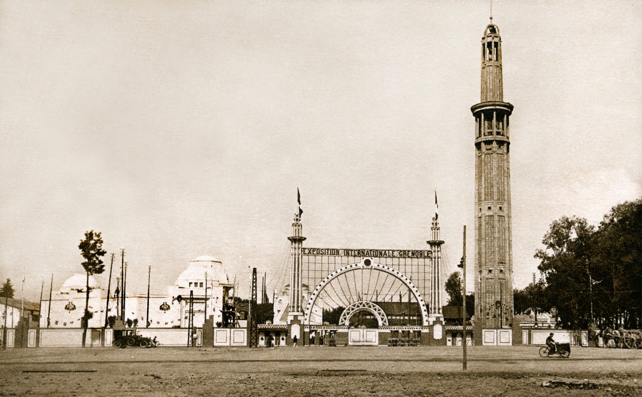 Grenoble (Isere, Dauphine): Exposición Internacional del Carbón Blanco y del Turismo en 1925 - la entrada monumental y la Torre de Orientación (Torre Perret) - Construida por los hermanos Auguste (1874-1954) y Gustave (1876-1952) Perret, de 95 metros de al de Auguste & Gustave (1876 1952) Perret
