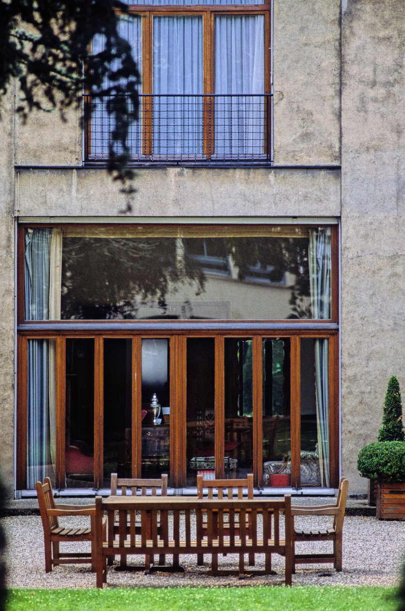 La casa Cassandre en Versalles (Les Yvelines). Construcción 1924-1925, arquitectos Auguste (1874-1954) y Gustave (1876-1952) Perret. Construida para el cartelista Jean Marie Mouron, conocido como Cassandre, de hormigón armado y con una gran obra de Auguste & Gustave (1876 1952) Perret