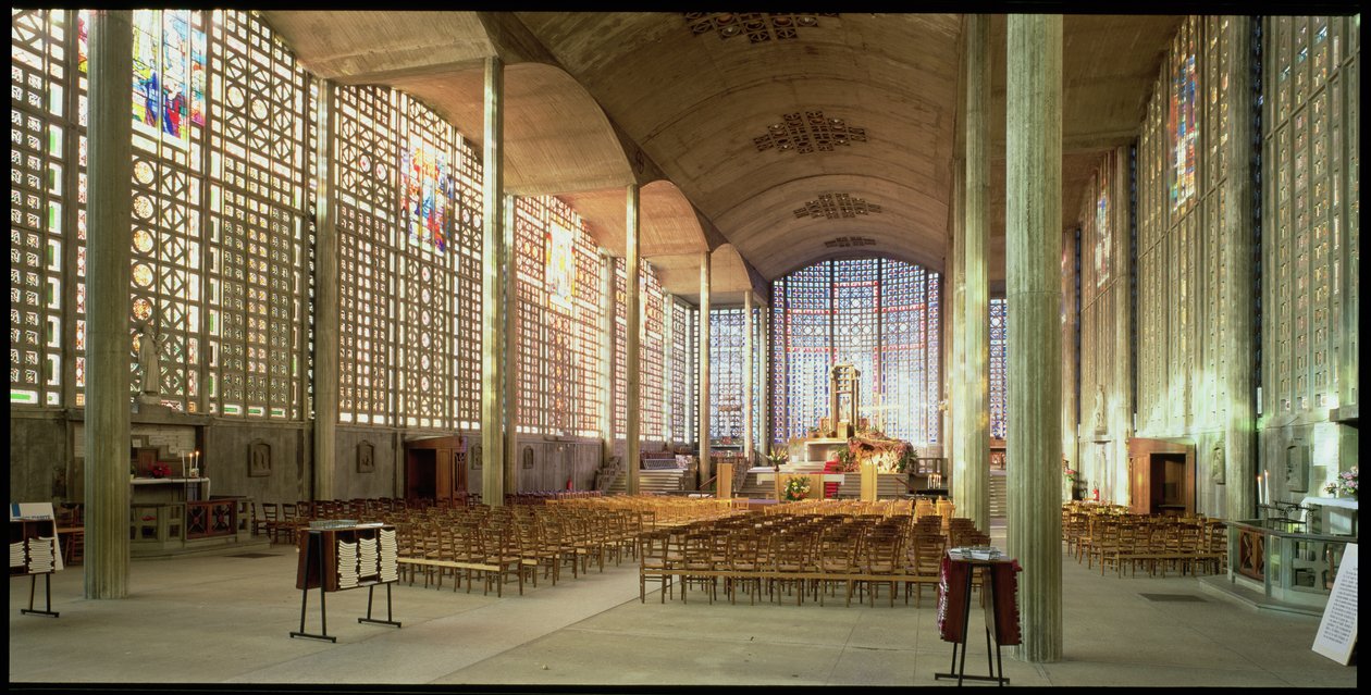 Vista interior de la iglesia de Auguste Perret