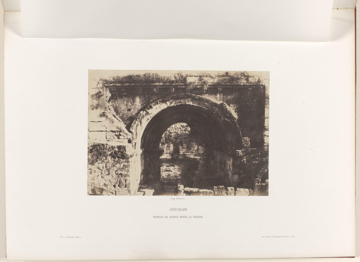 Arco de la Iglesia de Santa María de los Latinos, Jerusalén Jerusalén. Portail de Sainte Marie la Grande (título sobre objeto) de Auguste Salzmann