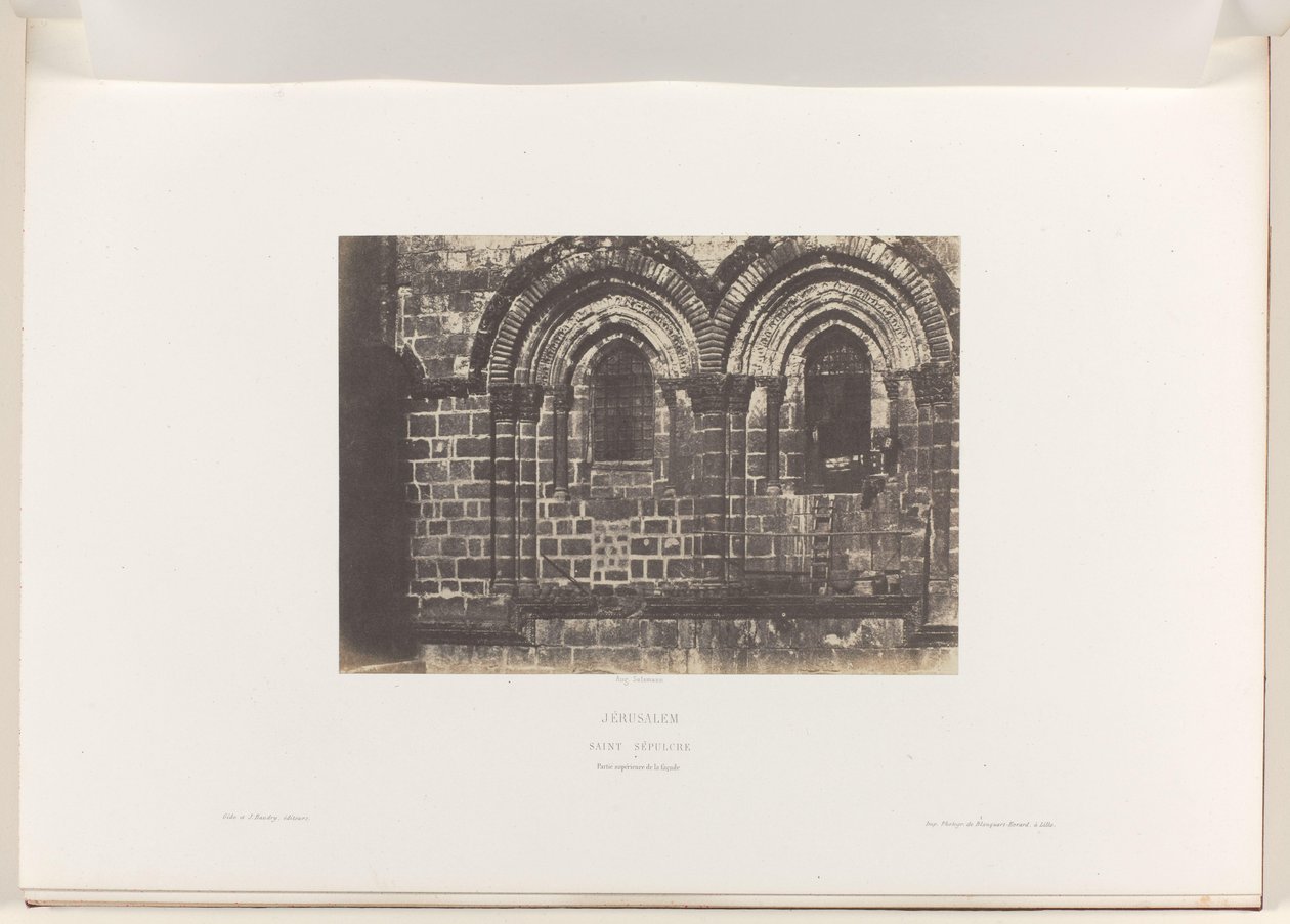 Detalle de la fachada de la Iglesia del Santo Sepulcro, Jerusalén Jerusalén. San Sepulcro. Parte superior de la fachada (título sobre el objeto) de Auguste Salzmann