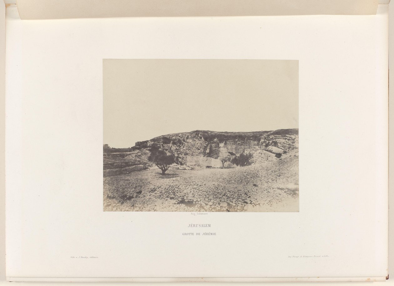 Vista de la cueva de Jeremías, cerca de Jerusalén Jerusalén. Cueva de Jérémie (título sobre objeto) de Auguste Salzmann