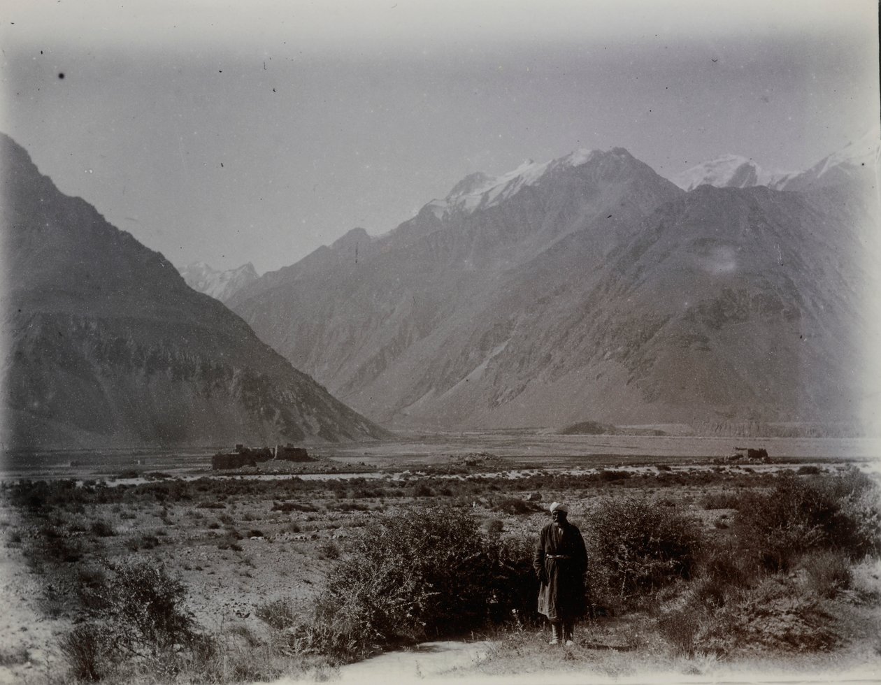 Fuertes de Kala-i-Panja desde el espolón de Kusht-sam. Vista lejana a través del valle hacia los fuertes, con las montañas más allá, 2 de septiembre de 1915 (foto en blanco y negro). de Aurel Stein