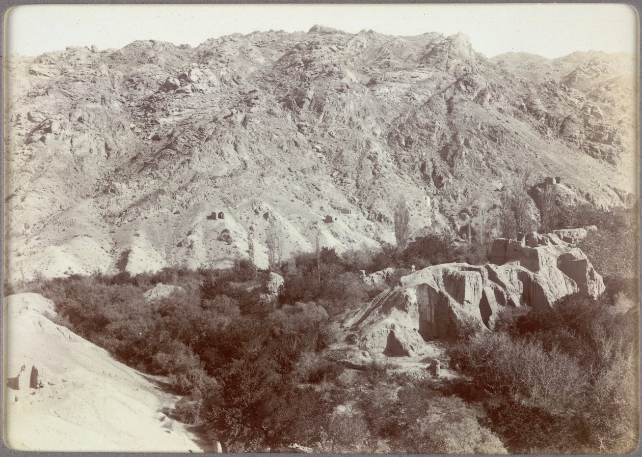 Ridge con santuarios budistas en ruinas en el huerto de Wang en Ara-tam, Hami, China de Aurel Stein