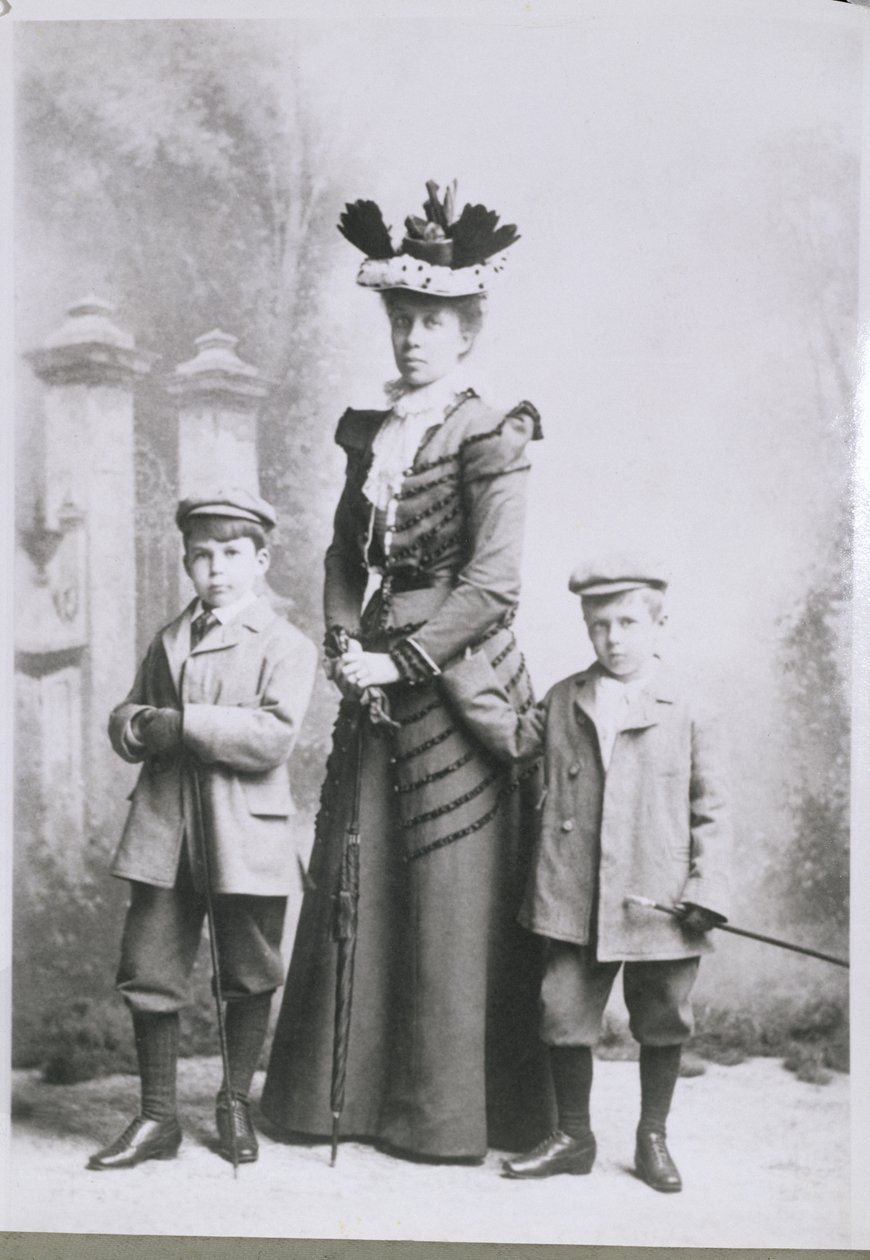 William Lawrence Bragg (1890-1971) con su madre y hermano en Adelaide, c.1895 de Australian Photographer