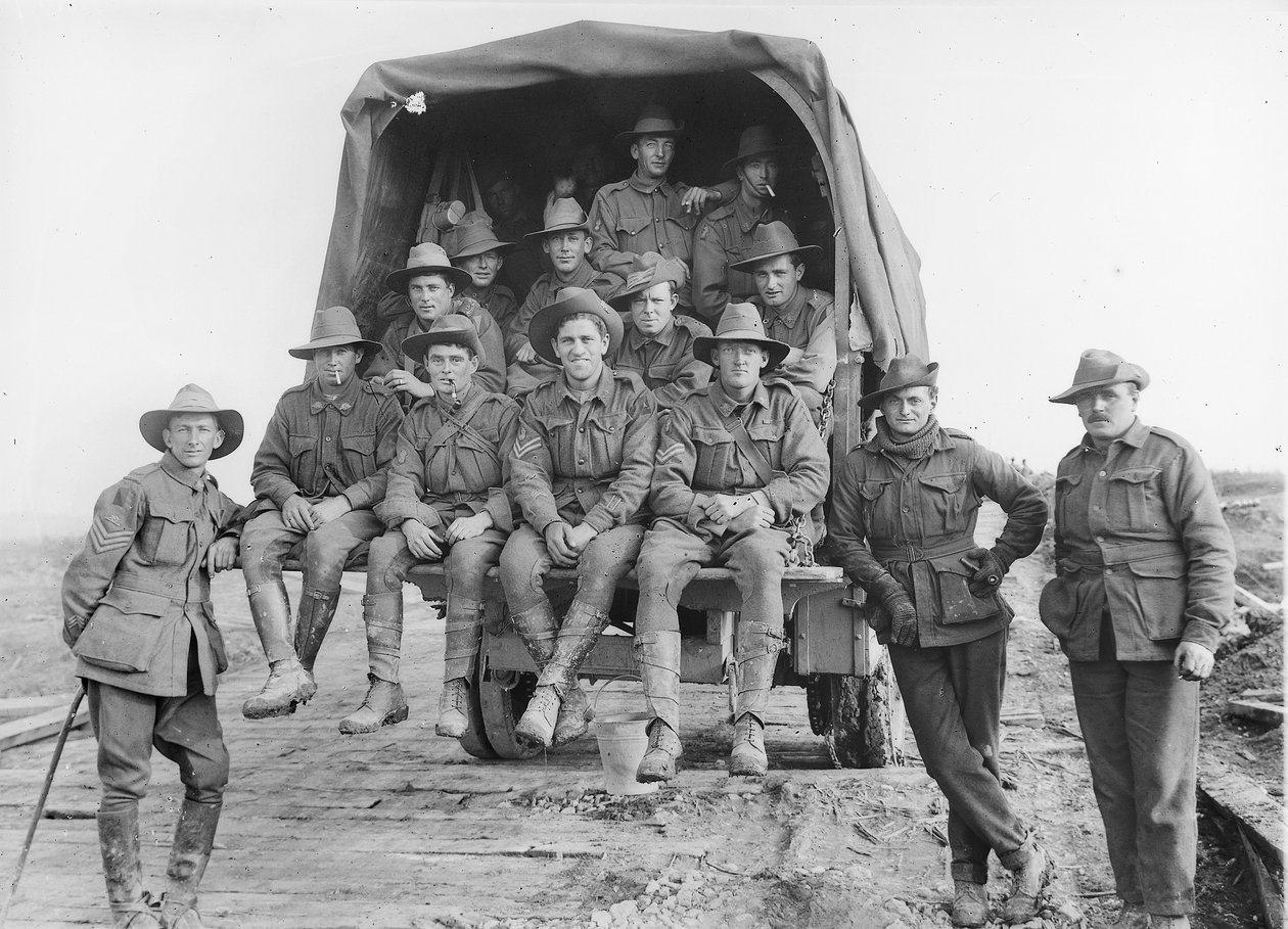 Un camión cargado de refuerzos de artillería australiana avanzando por la carretera para unirse a las baterías de la 5ª Artillería Divisional Australiana, involucrada en la batalla por las Defensas de la Línea Hindenburg de Australian Photographer