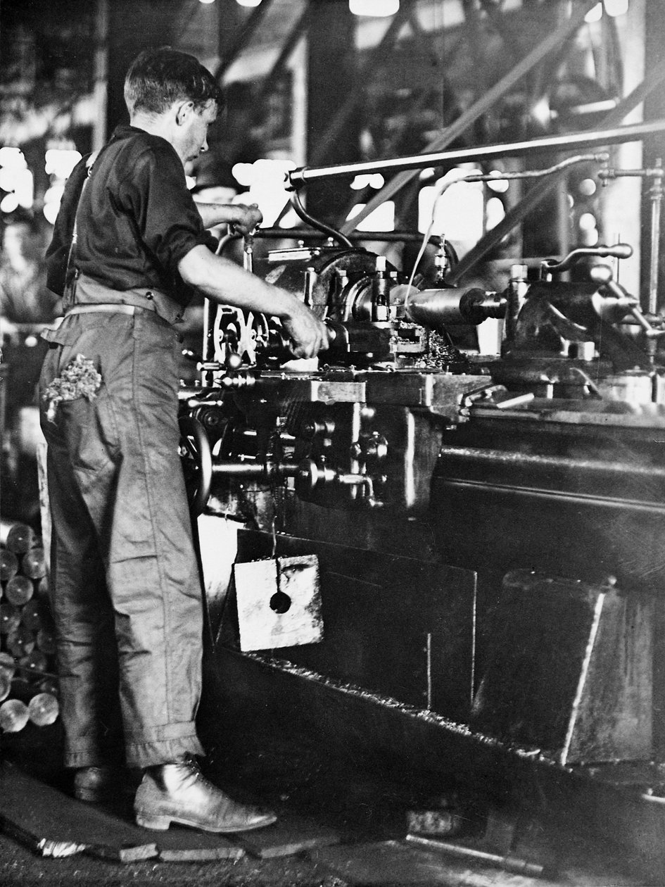 Un artesano haciendo casquillos de proyectiles en un molino de Walsh Island, Newcastle, Nueva Gales del Sur, c.1916 de Australian Photographer