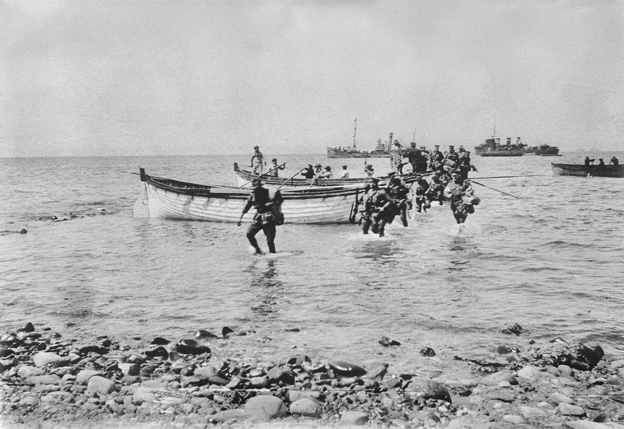 Soldados australianos vadeando el agua al desembarcar en Anzac Cove, Gallipoli el 25 de abril de 1915 después de ser transportados en botes de desembarco desde barcos más grandes en el fondo, 25 de abril de 1915 de Australian Photographer