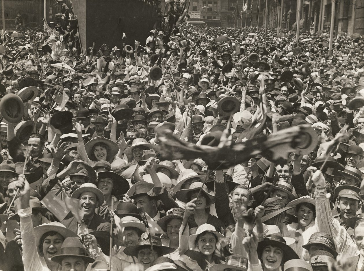 Multitud en Martin Place, Sídney, celebrando la noticia de la firma del armisticio, 11 de noviembre de 1918 de Australian Photographer