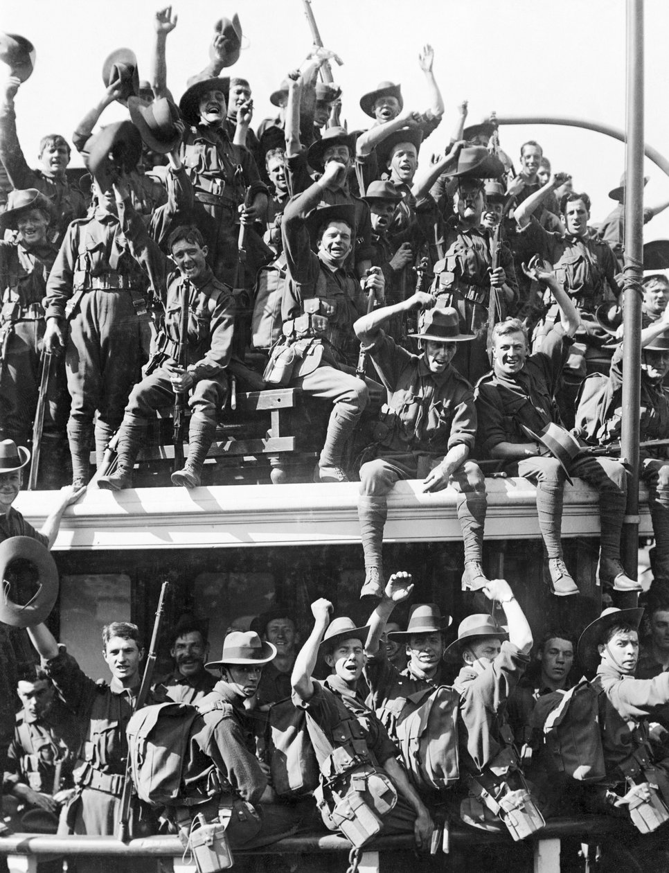 Embarque de la Fuerza Expedicionaria Naval y Militar Australiana (AN&MEF) para Nueva Guinea, 19 de agosto de 1914 de Australian Photographer