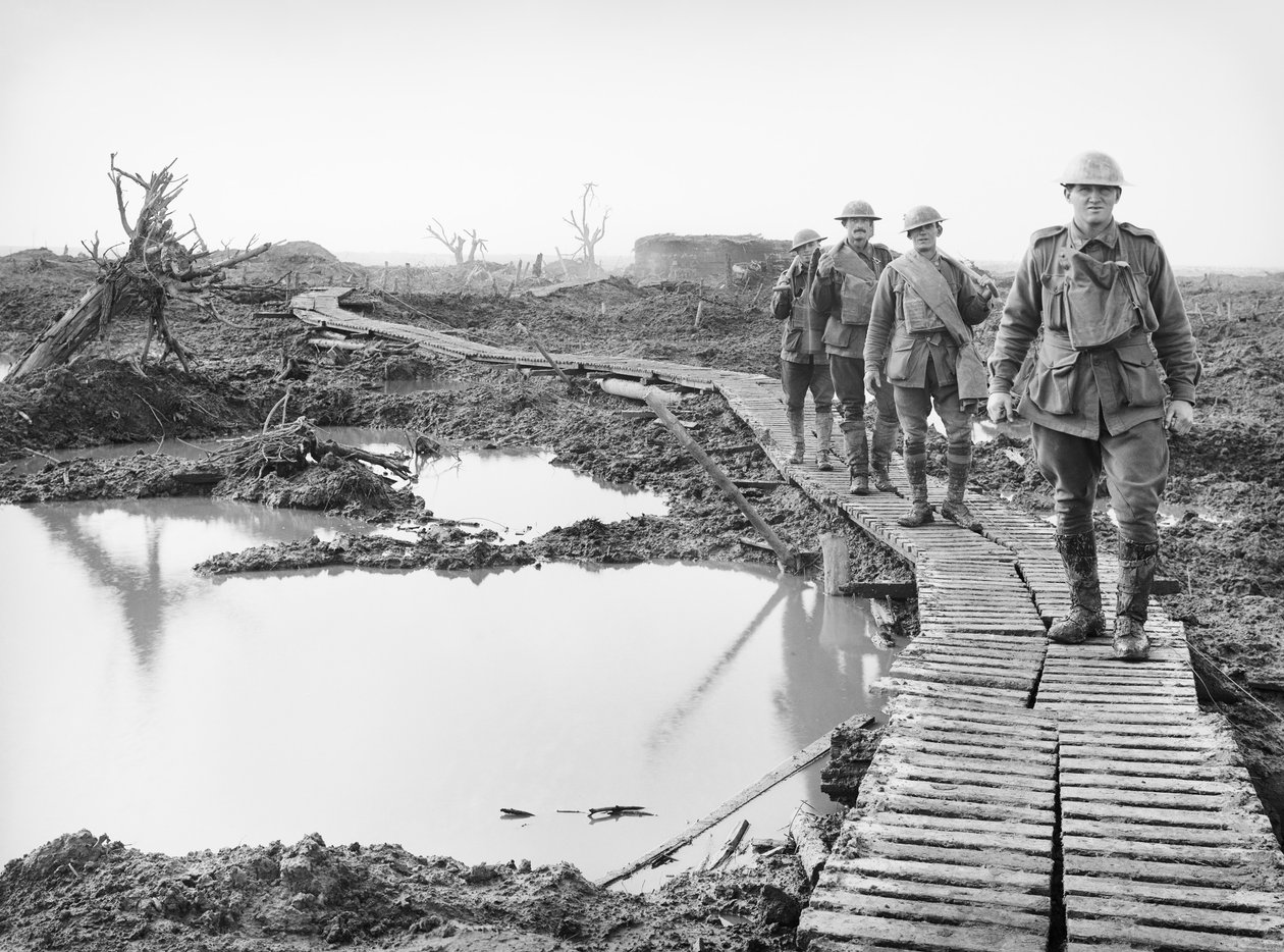 Cuatro soldados australianos caminando por la pista de tablones en Tokio, cerca de Zonnebeke, en el sector de Ypres, sobre una parte del país capturado por los australianos en la lucha de la Tercera Batalla de Australian Photographer
