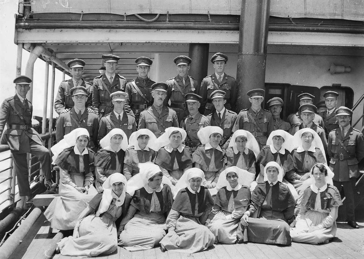 Retrato de grupo de los Oficiales Médicos Senior y personal a bordo del HMAT Wahehe, durante el viaje de regreso a Australia, septiembre de 1919-octubre de 1919 de Australian Photographer