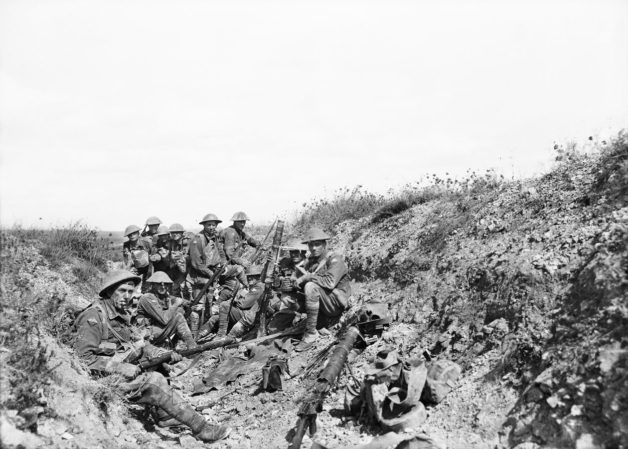 El Teniente A. V. Sedgwick MC y algunos de su grupo del 24º Batallón, esperando el levantamiento del bombardeo de artillería en Mont St Quentin, fotografiados unos minutos antes de salir de la trinchera de Australian Photographer