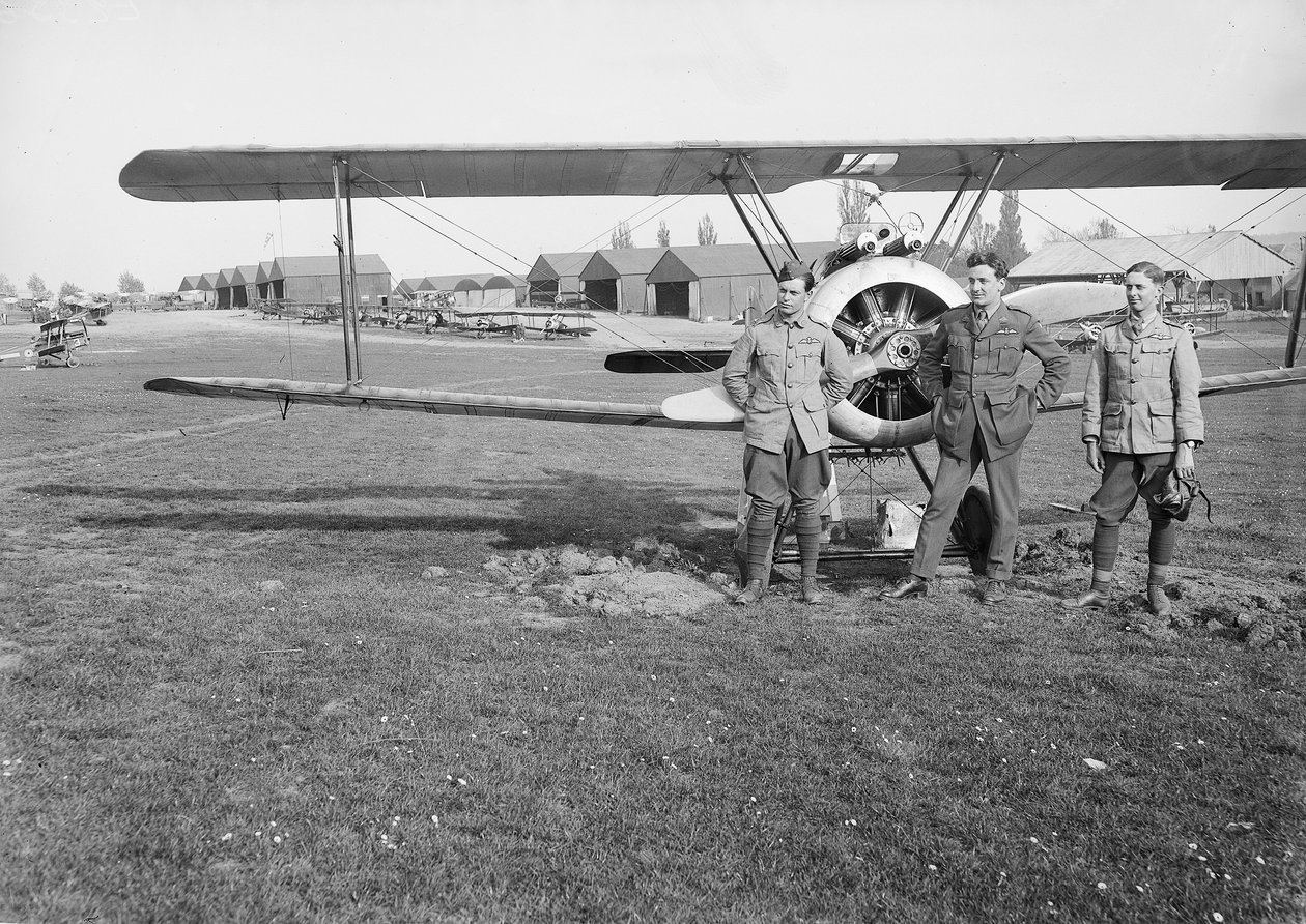 Tenientes Jack Henry Weingarth (izquierda), Roy George Smallwood (centro) y Vincent George Sheppard, del Escuadrón No. 4, Cuerpo Aéreo Australiano, frente a un Sopwith Camel del escuadrón de Australian Photographer