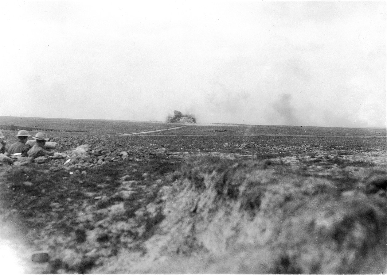 Observadores (a la izquierda) viendo la artillería australiana bombardeando a los alemanes en la Línea Hindenburg el 27 de mayo de 1917 de Australian Photographer