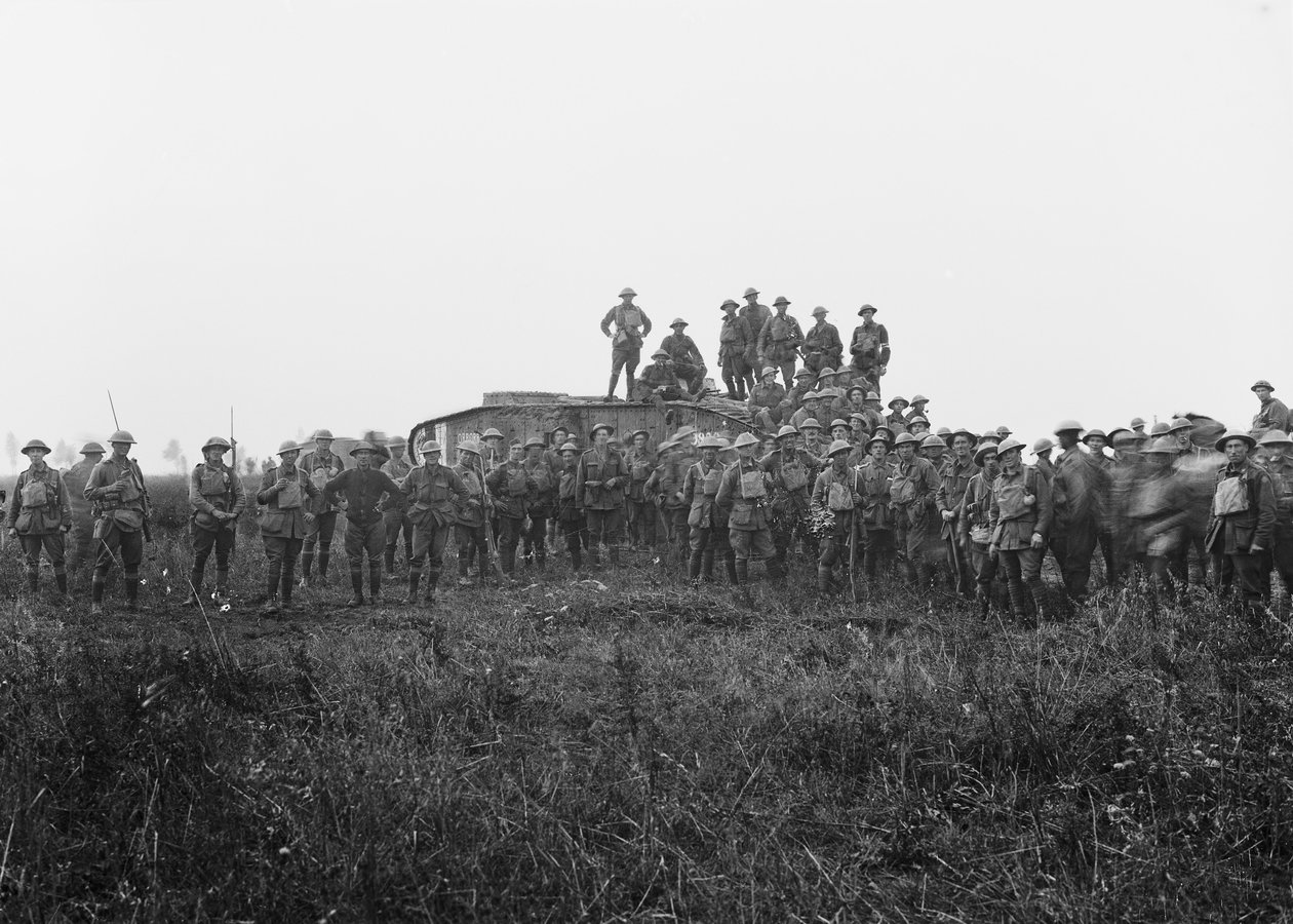 Retrato de grupo al aire libre de una tripulación de tanque y algunos miembros de la 5ª Brigada de Infantería Australiana, 8 de agosto de 1918 de Australian Photographer