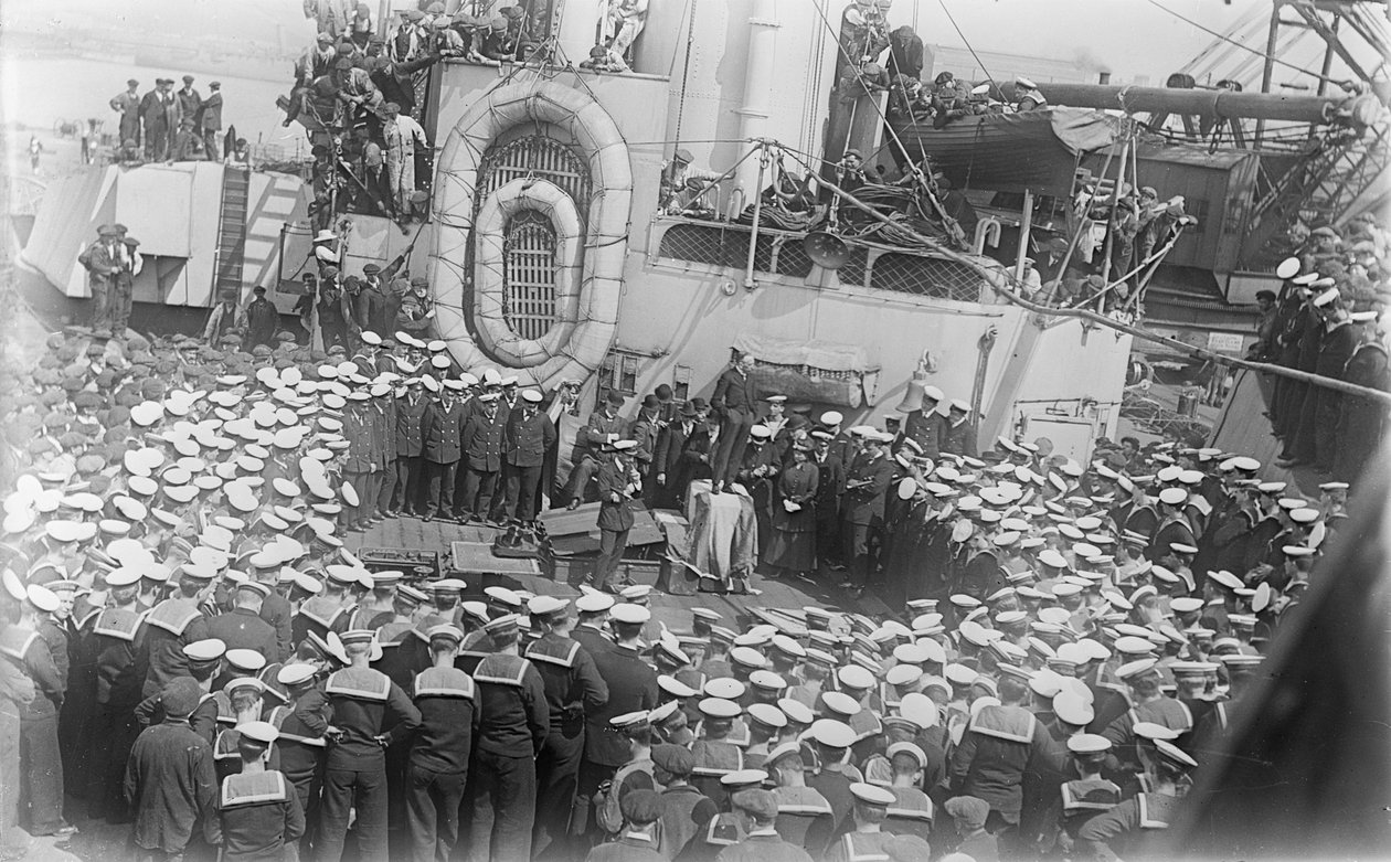 Marineros rodean al Primer Ministro australiano El Honorable William Morris (Billy) Hughes mientras les habla en la cubierta del HMAS Australia en el astillero en Devon, Inglaterra, 21 de mayo de 1916 de Australian Photographer