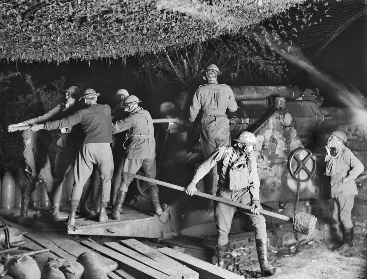 La 2ª Batería de Asedio Australiana (55ª Batería de Artillería de Asedio Australiana) trabajando en un obús de 9.2 pulgadas con sus máscaras de gas durante un ataque en Voormezeele, 15 de septiembre de 1917 de Australian Photographer