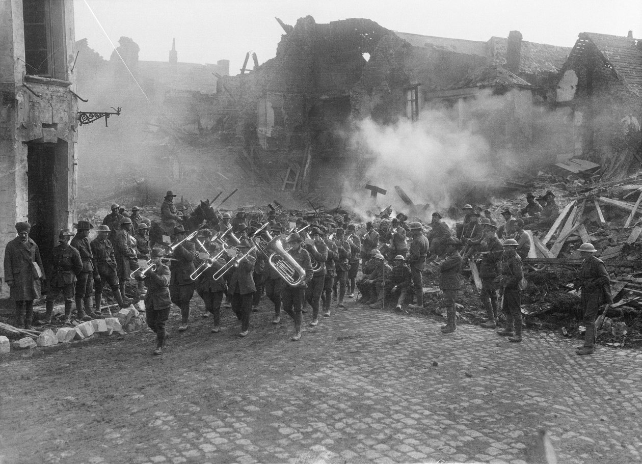 La Banda de la 5ª Brigada de Infantería Australiana, dirigida por el Sargento Maestro de Banda A Peagam del 19º Batallón, pasando por la Gran Plaza (Plaza del Pueblo) de Bapaume, tocando la Marcha Victoria, Bapaume de Australian Photographer