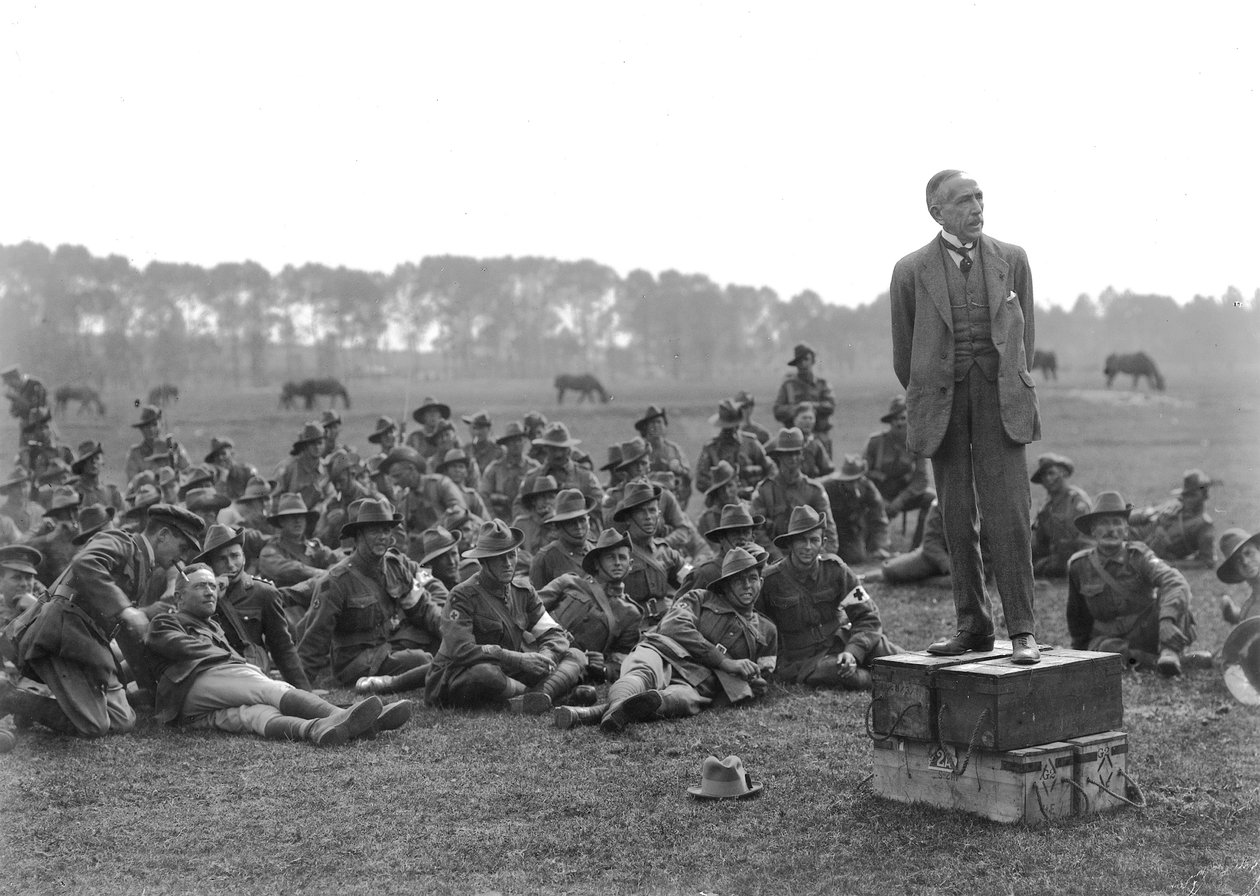 El Muy Honorable William Morris (Billy) Hughes, de pie sobre una plataforma compuesta por cuatro cajas de municiones, dirigiéndose a una reunión de la 5ª Ambulancia de Campo Australiana, cerca de La Motte de Australian Photographer