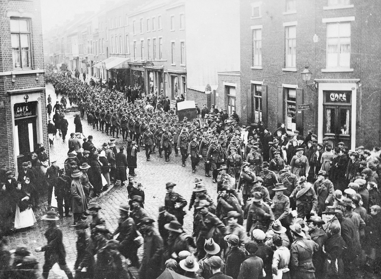 El último contingente de la Artillería de la 1ª División, AIF, dejando la ciudad para embarcarse en Charleroi para comenzar su viaje a casa, Chatelineau, Bélgica, 26 de noviembre de 1919 de Australian Photographer