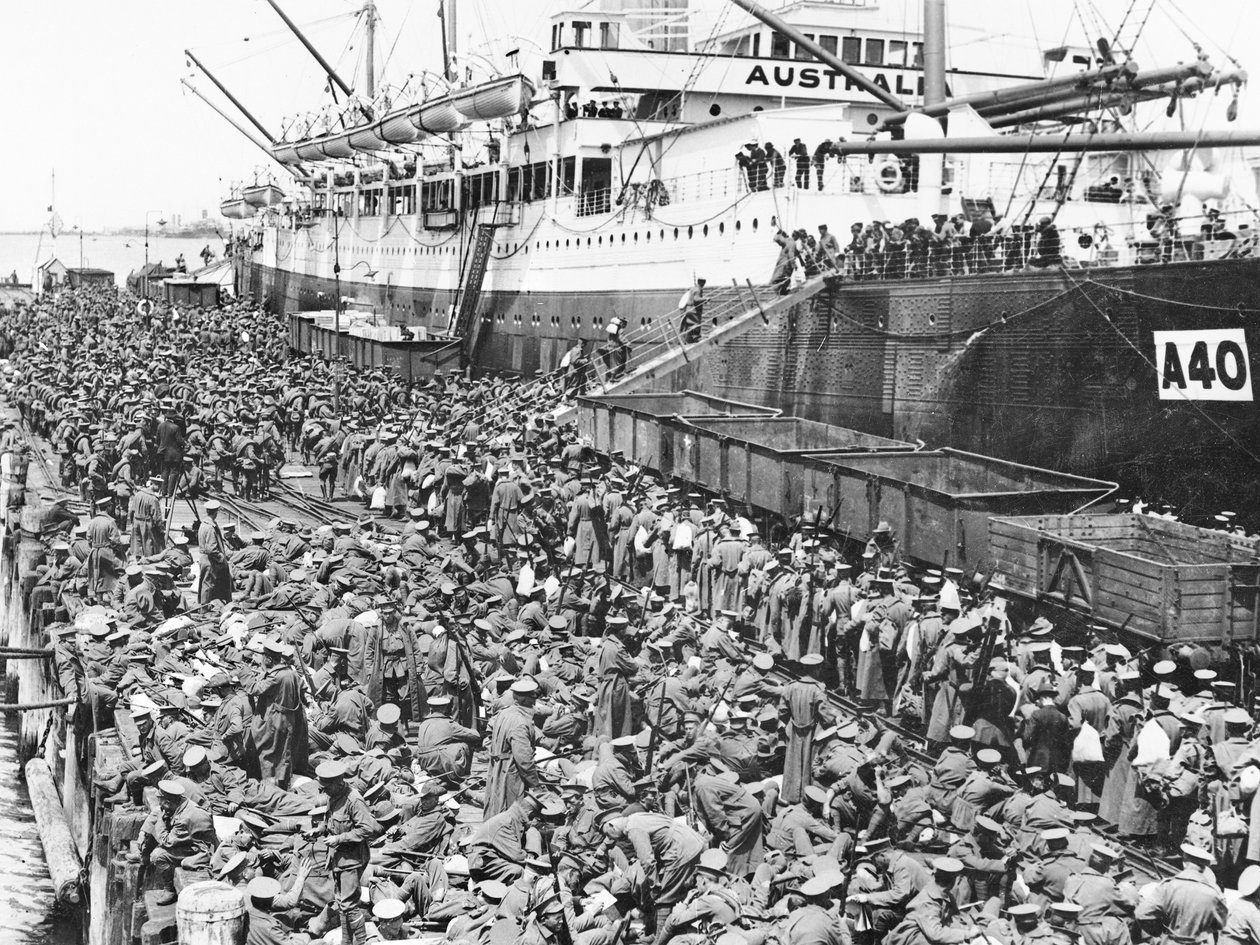 Tropas embarcando en Port Melbourne en A40 HMAT Ceramic, 1915 de Australian Photographer