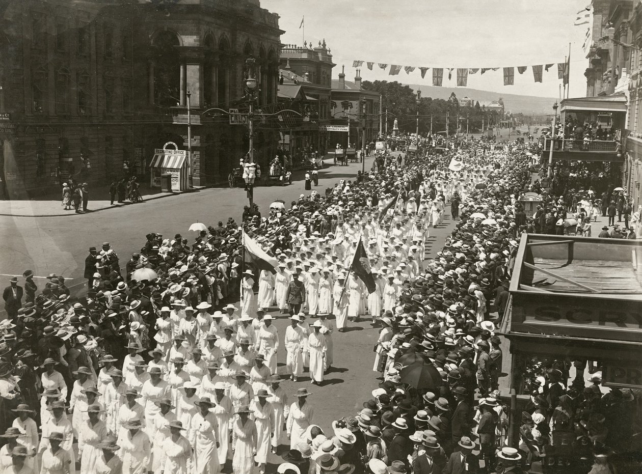 Mujeres llevando a cabo una marcha del Día de la Paz a lo largo de King William Street, Adelaida, Australia del Sur, noviembre de 1918 de Australian Photographer