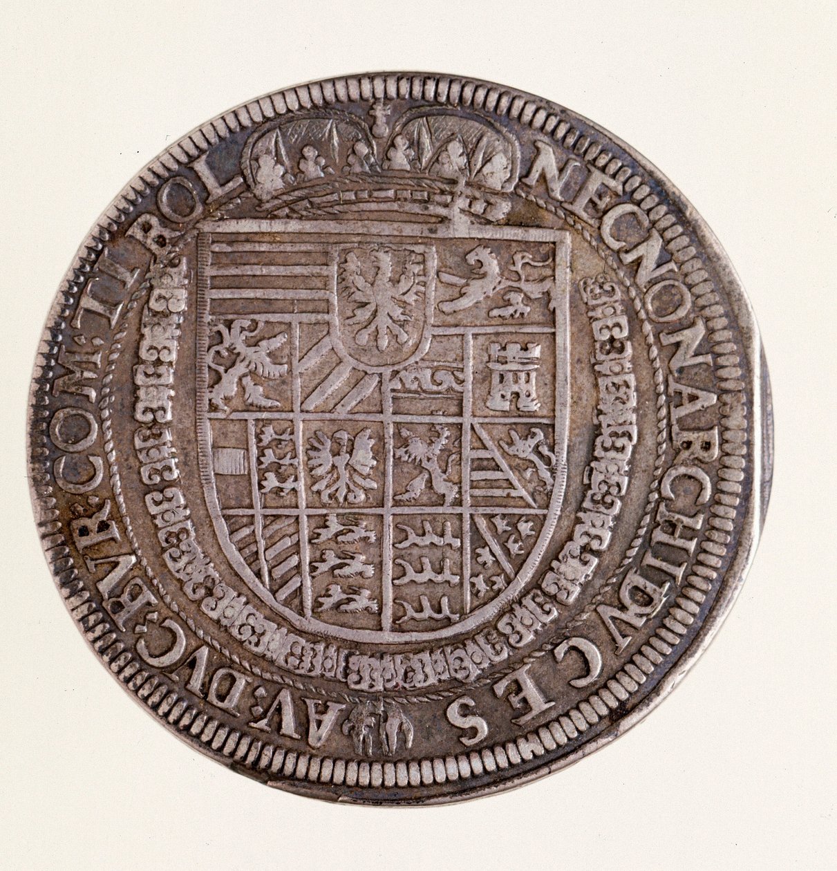 Moneda de plata (tálero) de Tirol: reinado del emperador Rodolfo II (1552-1612). Diámetro 4 cm Nápoles, museo arqueológico nacional de Austrian School