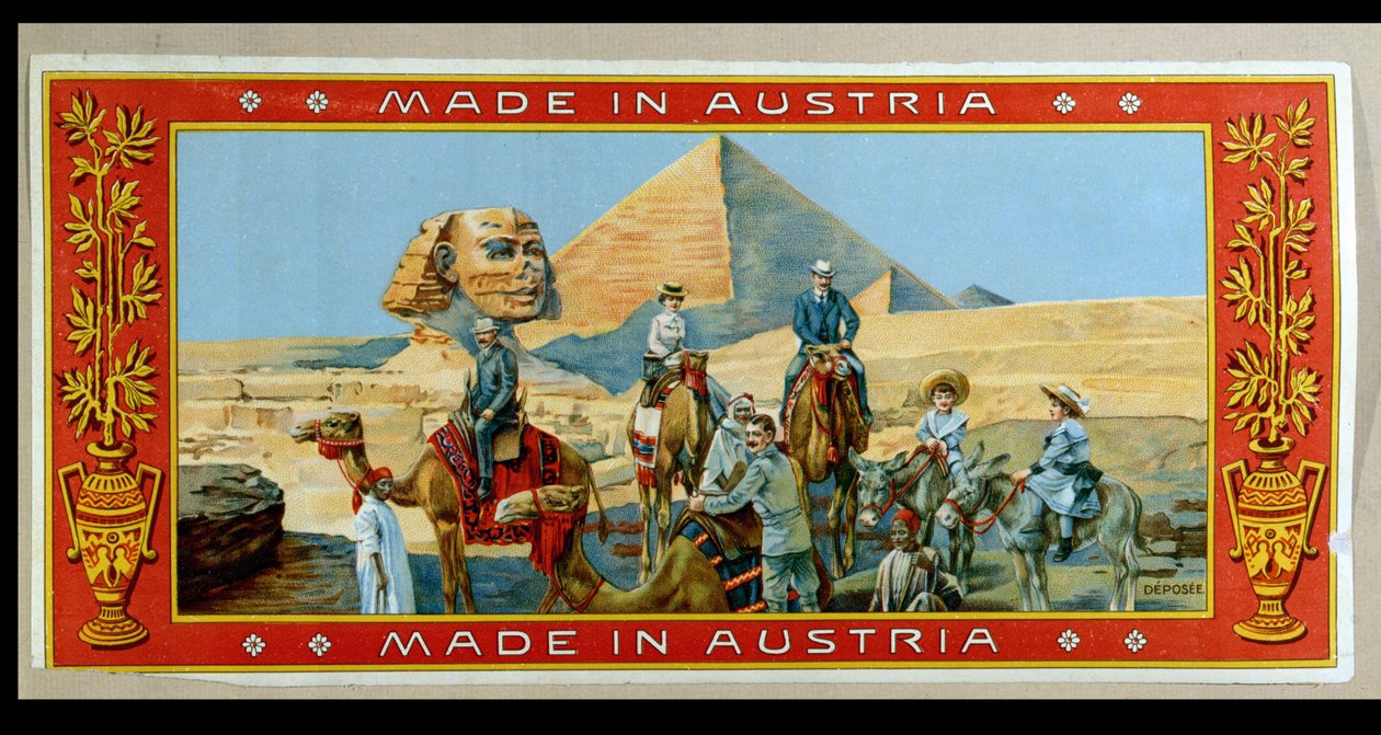 Turistas en las pirámides de Egipto, etiqueta de una caja de fez, c.1914 de Austrian School