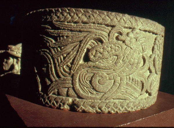 Urna con Serpiente Emplumada de Aztec