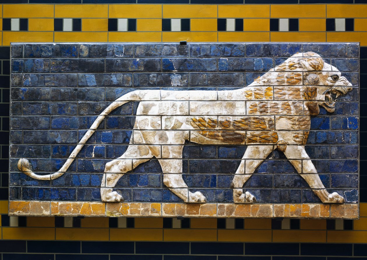 Un león, detalle de azulejos de ladrillo vidriado que representan animales mitológicos que adornaban el Camino Procesional hacia la Puerta de Ishtar en Babilonia durante el reinado de Nabucodonosor II (604-562 a.C.). Civilización babilónica, siglo VII-VI a de Babylonian